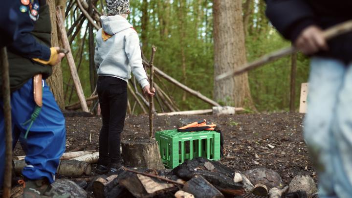 Kast efter papkasse med hjemmesnittede spyd (tilspidsede pinde)